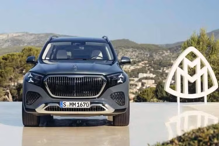 Mercedes-Maybach hiện vẫn chưa công bố giá bán của mẫu xe SUV hạng sang GLS 680 2027 mới. Tuy nhiên, nhiều khả năng giá khởi điểm của xe sẽ cao hơn mức 180.000 USD của GLS 600 trước đây. Hãng xác nhận xe sẽ có mặt tại các đại lý trước thời điểm cuối năm 2026.