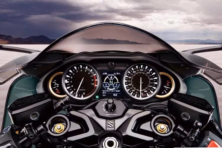 Hệ thống an toàn của Suzuki Hayabusa 2027 với treo trước vẫn sử dụng bộ giảm xóc hành trình ngược KYB hoàn toàn có thể điều chỉnh, trong khi phía sau là bộ giảm xóc đơn với cần gạt điều chỉnh tải trước.