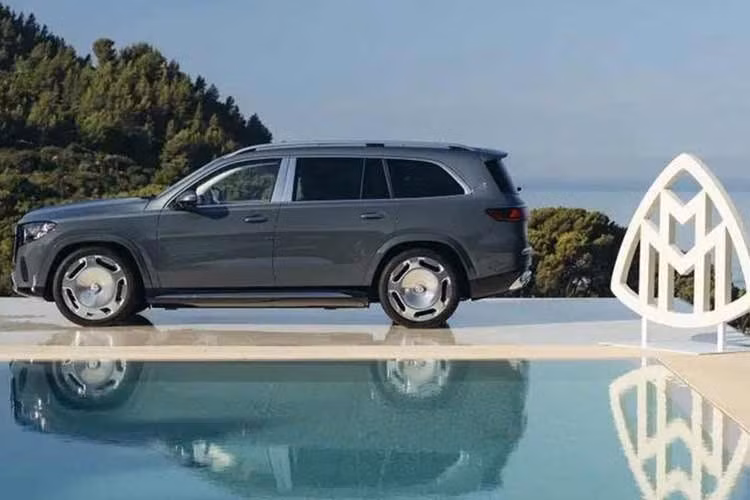 Đúng với phong cách của các mẫu xe Maybach, chiếc SUV hạng sang Mercedes-Maybach GLS 680 2027 không thể thiếu hàng loạt chi tiết mạ crôm. Phần đầu xe nổi bật với viền crôm mới bao quanh lưới tản nhiệt dưới.