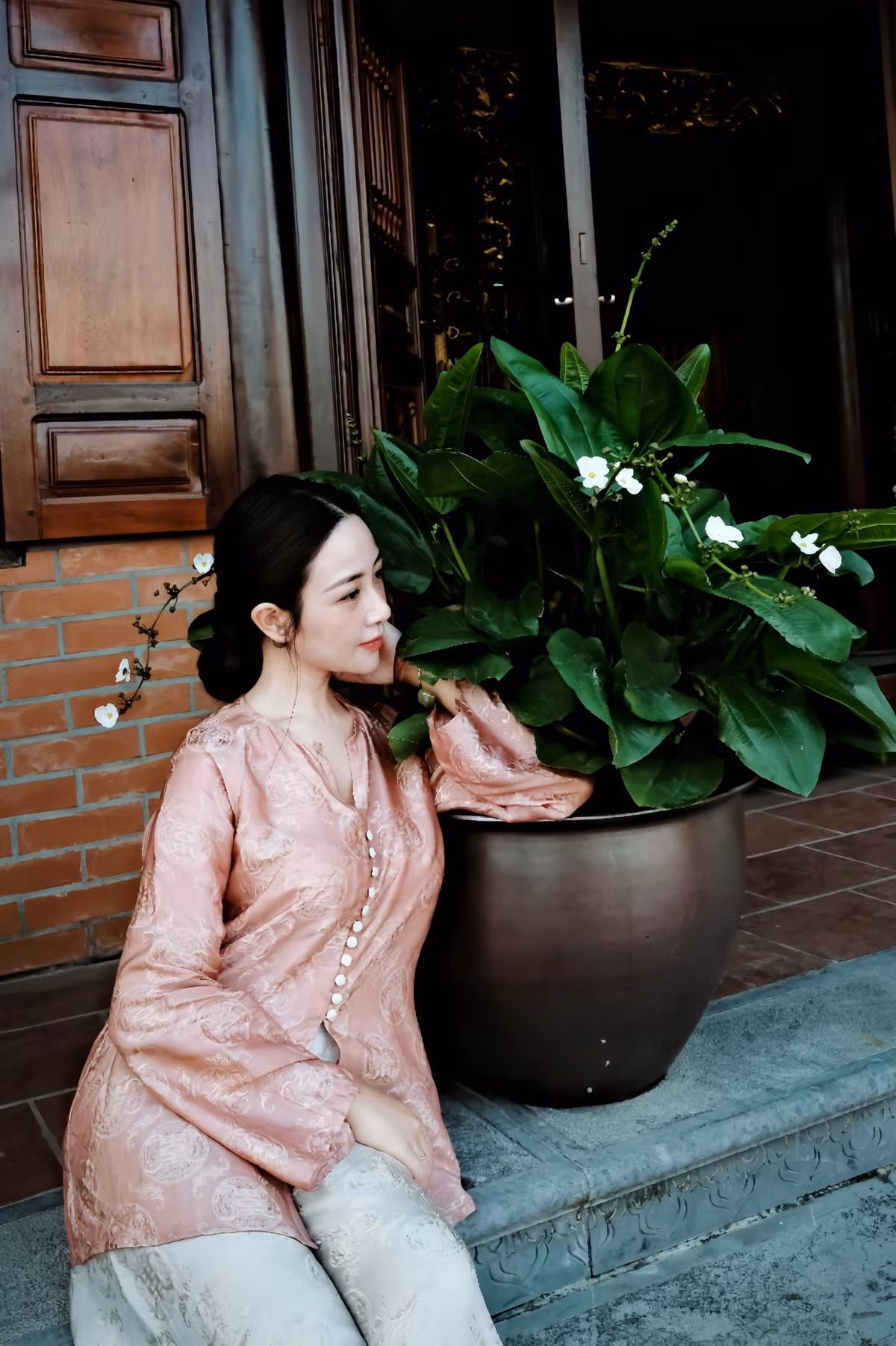 Trong loạt ảnh mới được chia sẻ trên mạng xã hội, Võ Nhật Linh – vợ của tiền vệ tuyển quốc gia Việt Nam Phan Văn Đức – gây chú ý khi xuất hiện tại không gian chùa chiền với diện mạo thanh lịch, nhẹ nhàng. Hình ảnh mộc mạc nhưng tinh tế của cô nhanh chóng nhận về nhiều lời khen ngợi từ cộng đồng mạng.