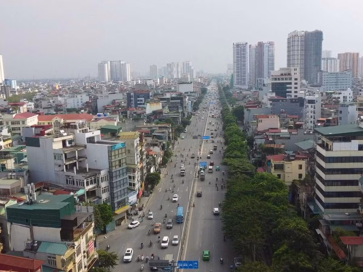 Trên địa bàn Hà Nội, công tác giải phóng mặt bằng phục vụ Dự án Trục không gian Quốc lộ 1A gắn với chỉnh trang và tái thiết đô thị đang được triển khai tại các phường, xã thuộc phạm vi dự án. Nhiều hộ dân đã chủ động di chuyển tài sản, bàn giao nhà đất để chính quyền địa phương tổ chức phá dỡ công trình.