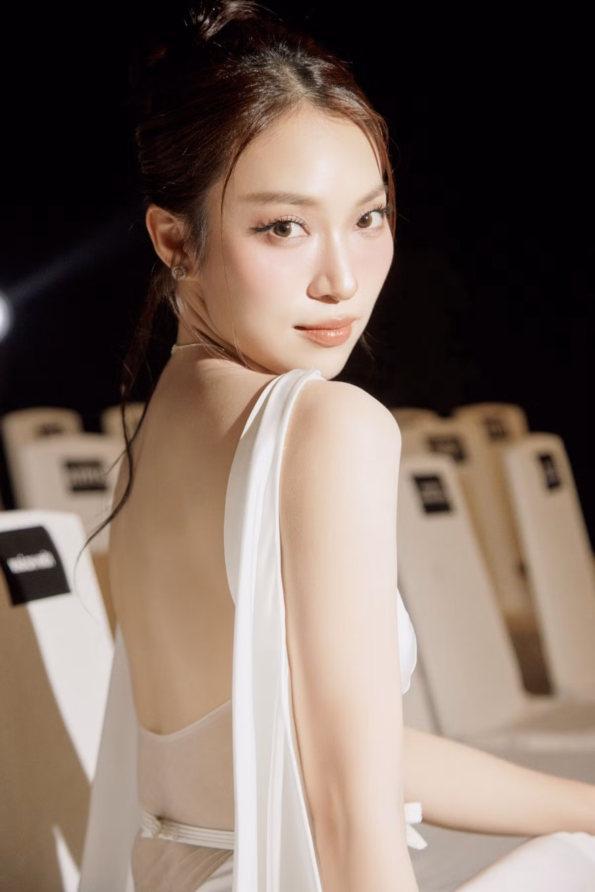 Cách pose dáng nhẹ nhàng, thần thái tự tin cùng nụ cười đặc trưng giúp cô toát lên vẻ quyến rũ vừa phải, không hề phản cảm.