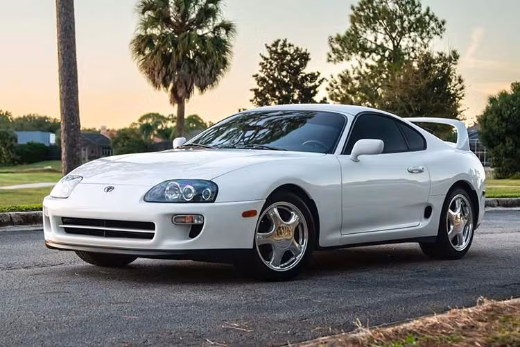 Phiên đấu giá Kissimmee của Mecum là một trong những sự kiện ngoạn mục nhất trong năm, và năm 2026 sẽ đưa hàng trăm chiếc xe huyền thoại lên bàn đấu giá. Phiên đấu giá mới chỉ bắt đầu nhưng đã có nhiều kỷ lục được thiết lập, trong đó có môyj chiếc Toyota Supra đời 1998 đã được bán với giá cao bất ngờ, lập kỷ lục thế giới mới.