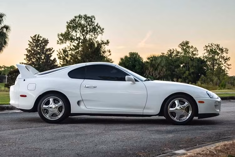 Chúng ta đang nói về mẫu xe Supra thế hệ thứ tư thuộc dòng Turbo. Supra thế hệ thứ tư được sản xuất từ ​​năm 1993 đến năm 2002, và đây là phiên bản cuối cùng của dòng xe này trong suốt 17 năm. Năm 2019, Toyota đã hồi sinh mẫu xe thể thao này với nền tảng của BMW.