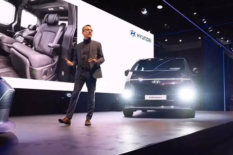 Tại triển lãm ôtô Brussels 2026 đang diễn ra tại Bỉ, Hyundai đã tung ra mẫu Staria EV hoàn toàn mới đánh dấu một chương mới trong phân khúc xe MPV chạy điện của hãng. Mẫu xe này được thiết kế để đáp ứng nhu cầu của các gia đình, cũng như các hoạt động đưa đón, sử dụng thương mại và lối sống năng động.