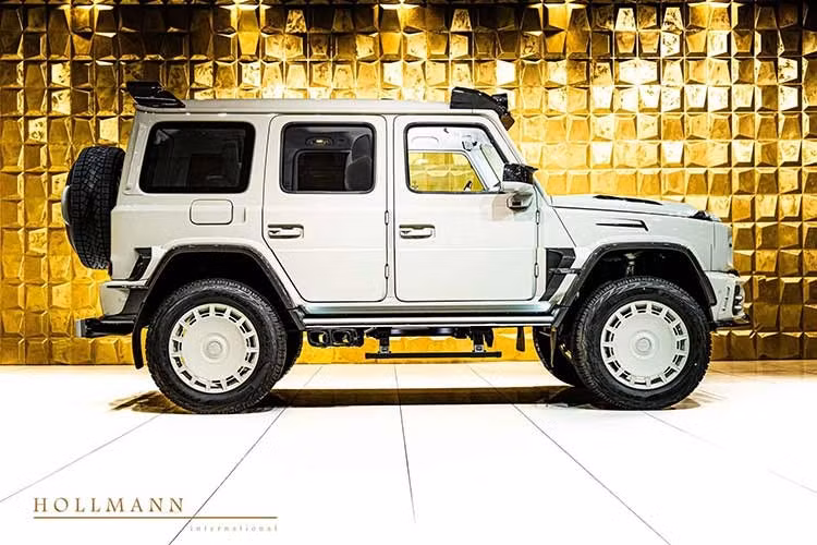 Chiếc G63 trong bài cũng thuộc thế hệ đầu tiên, và dự án này được gọi là Mansory Gronos P850, tự hào có công suất 900 mã lực chứ không phải 850 mã lực như tên gọi. Mô-men xoắn đạt 885 pound-feet (1.200 Nm), và con số này thậm chí còn cao hơn cả phiên bản G-Wagen tiêu chuẩn.