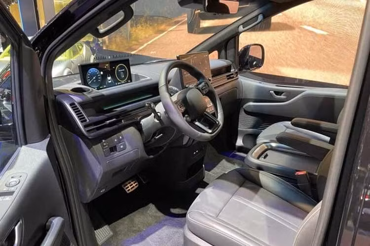 Staria EV 2026 sở hữu sàn phẳng và không gian nội thất rộng rãi, cùng với bố cục chỗ ngồi mở thông minh tạo nên bầu không khí giống như phòng chờ, cho phép hành khách thư giãn hoặc làm việc. Khoang hành khách được thiết kế theo hướng lấy con người làm trung tâm.