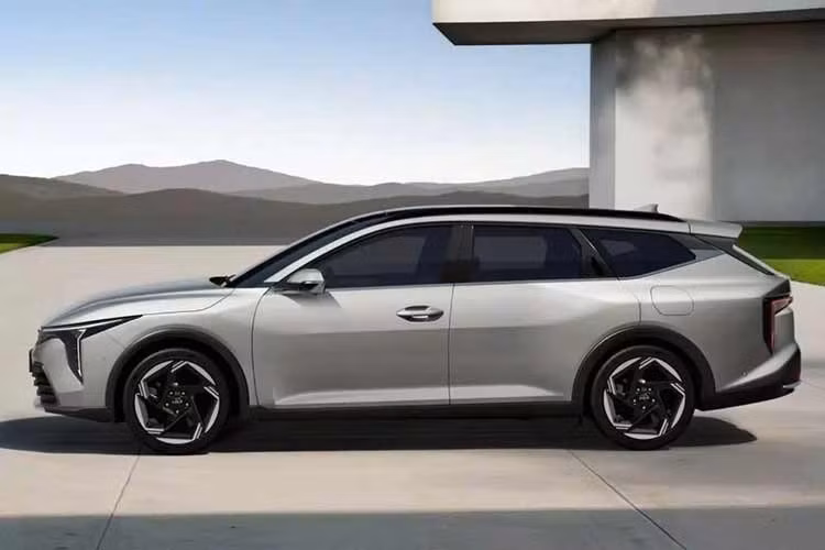 Vậy kiểu dáng thân xe Kia K4 Sportswagon 2026 mới này có ý nghĩa gì? Hiện tại, tất cả những gì chúng ta biết là nó sẽ được bán tại châu Âu, định vị ở phân khúc giữa C và D – điều mà nó hoàn toàn có thể làm được nhờ chiều dài 4,69 m và chiều dài cơ sở 2,72 mét. Nó dài hơn đáng kể so với phiên bản hatchback, điều mà người mua ở châu Âu sẽ đánh giá cao ngay lập tức.