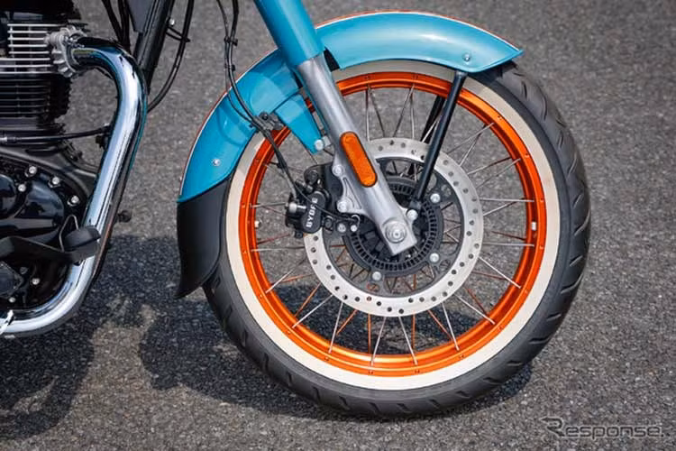 Goan Classic 350 nổi bật với thiết kế lấy cảm hứng từ dòng xe bobber với bánh xe với niềng căm xéo không săm được trang bị lốp viền trắng. Những yếu tố này mang lại cho xe vẻ ngoài cổ điển trong khi vẫn giữ được tính thực dụng.