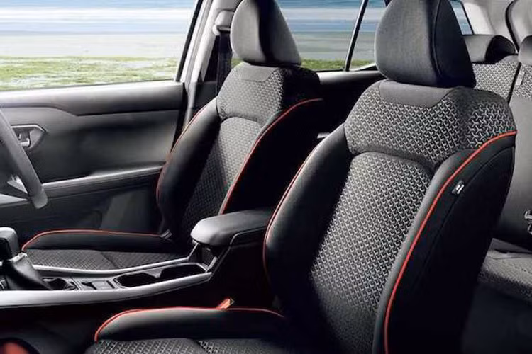 Điểm nhấn lớn nhất của Subaru Rex 2025 là hệ thống e-Smart Hybrid do Daihatsu phát triển. Khác với các hệ truyền hybrid truyền thống, hệ thống này vận hành theo nguyên lý EV chủ động: động cơ xăng không truyền lực trực tiếp đến bánh xe mà chỉ hoạt động như một máy phát điện, sạc cho pin để vận hành động cơ điện chính.