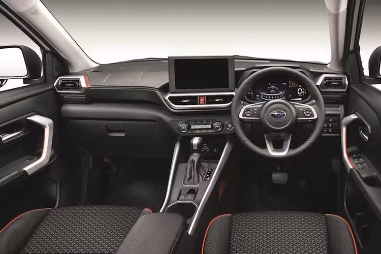 Bên trong nội thất, ngoài các trang bị và tiện ích đủ dùng, Subaru Rex Hybrid cũng có các điểm nhấn màu đỏ trên ghế và bảng điều khiển. Trang bị an toàn bao gồm 6 túi khí và gói an toàn với các hệ thống như BSM (Màn hình điểm mù) và RCTA (Cảnh báo giao thông phía sau).