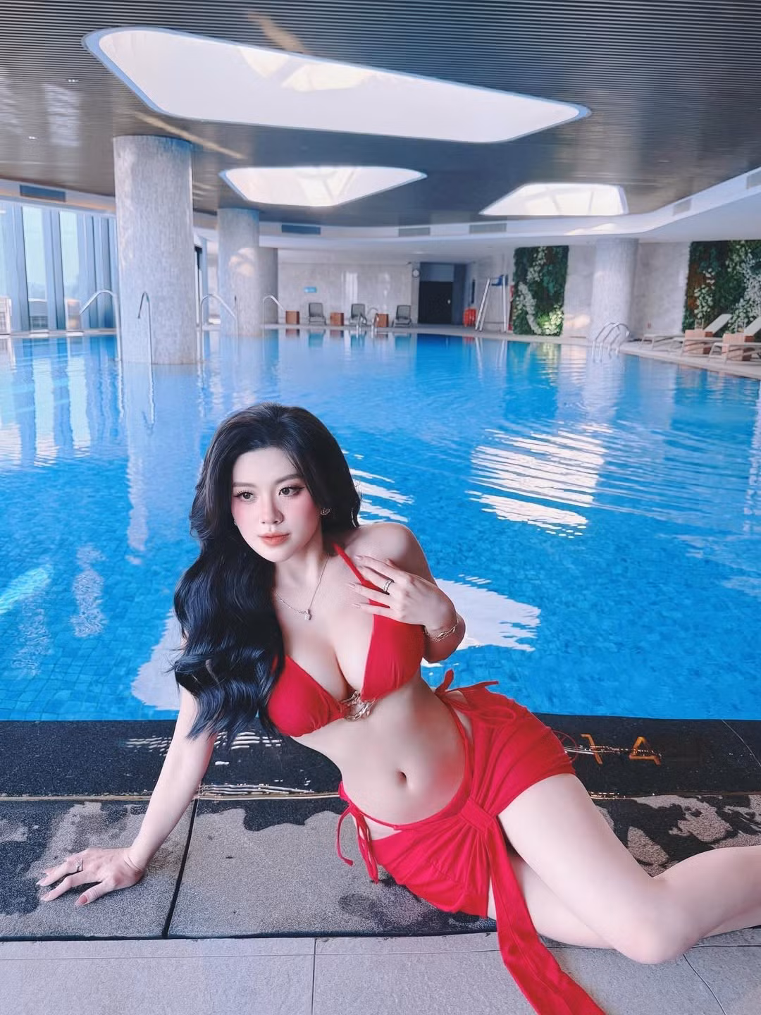 Không chỉ gây ấn tượng bởi ngoại hình nổi bật, Bạch Huyền Trang còn ghi điểm nhờ phong thái tạo dáng tự nhiên. Khi thì cô nhẹ nhàng bước bên thành hồ, lúc lại đứng thả dáng giữa làn nước xanh trong, hay ngồi thư giãn bên mép hồ với ánh nhìn xa xăm đầy cuốn hút. Biểu cảm gương mặt linh hoạt, lúc dịu dàng, khi sắc sảo giúp từng khung hình trở nên sống động, mang đậm chất thời trang.