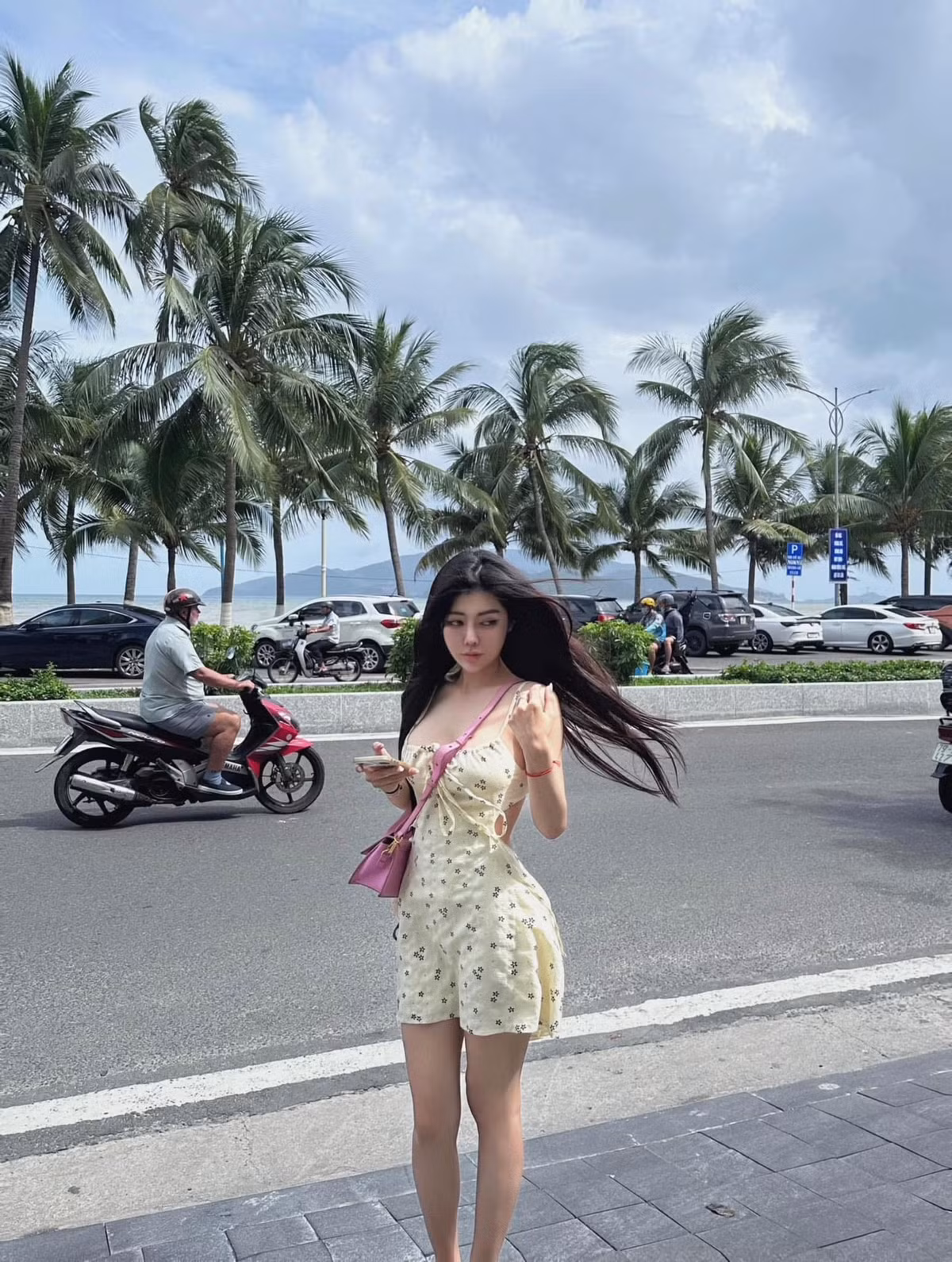 Làn da trắng, gương mặt thanh tú, đôi mắt to tròn cùng vóc dáng gợi cảm đã giúp Ngọc Như ghi điểm trong mắt người đối diện.