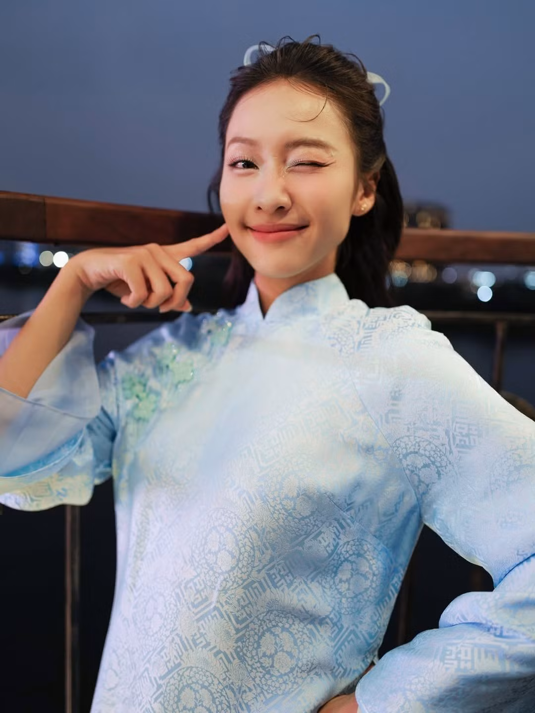 Từ một “boxing girl” cá tính đến hình tượng thiếu nữ dịu dàng trong tà áo dài, Khả Ngân cho thấy sự trưởng thành rõ nét cả về phong cách lẫn thần thái. Màn “nhập cuộc” đường đua áo dài năm nay của cô chắc chắn sẽ khiến người hâm mộ thêm phần mong chờ những dự án và hình ảnh mới của nữ diễn viên trong thời gian tới.