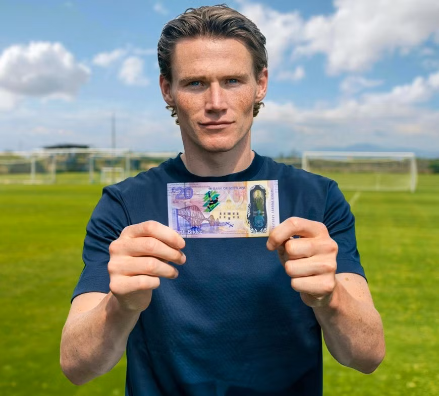 Cầu thủ người Scotland Scott McTominay cùng tờ tiền kỷ niệm in cú sút tuyệt đẹp của mình. Ảnh: Instagram/bankofscotland