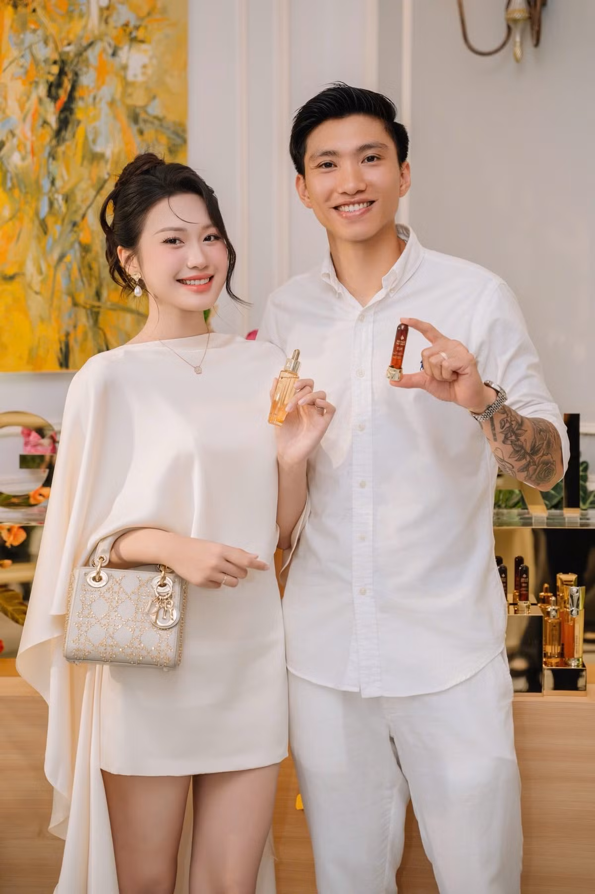 Trong loạt ảnh mới nhất, vợ chồng Đoàn Văn Hậu tiếp tục trở thành tâm điểm mạng xã hội khi khoe visual cực phẩm, khiến fan liên tục thả tim và dành mưa lời khen.