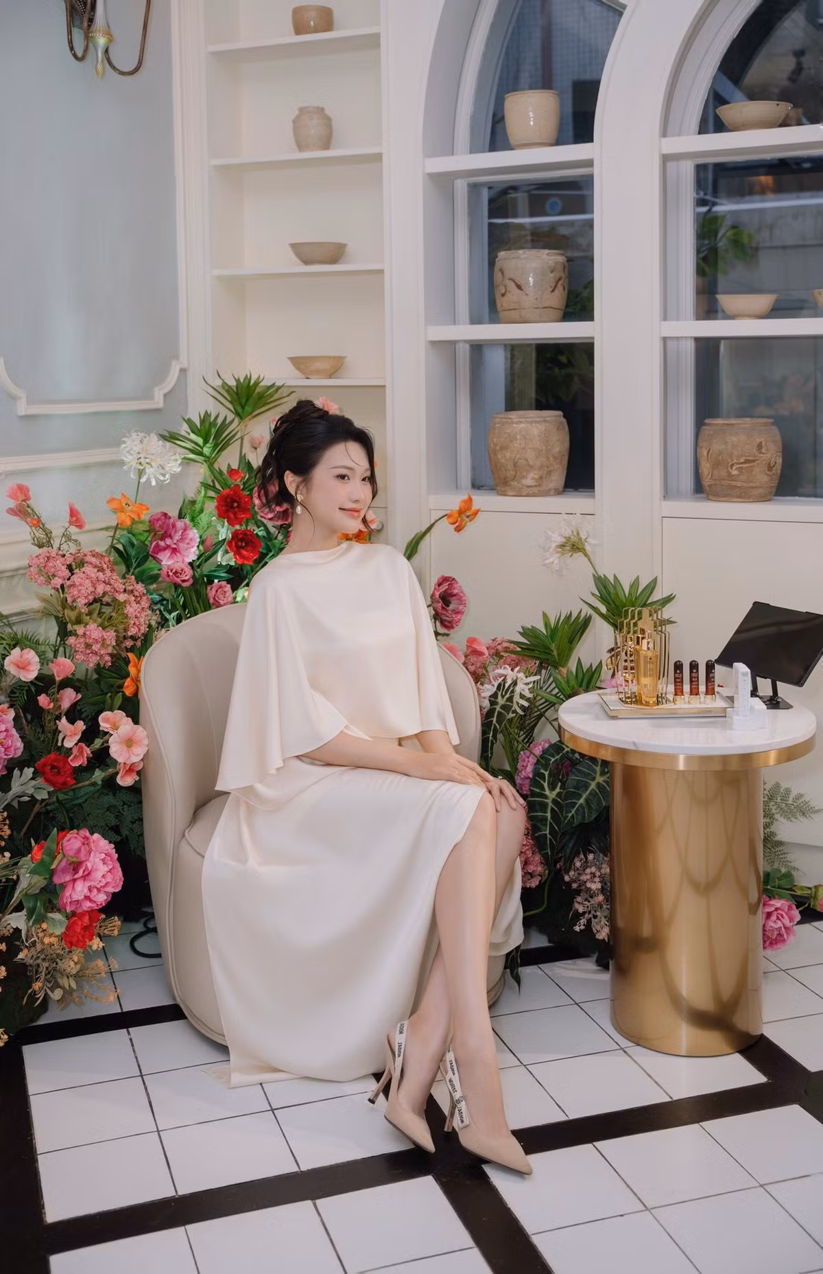 Điểm đáng chú ý là dù không phải là váy áo cầu kỳ hay phụ kiện rườm rà, Hải My - Văn Hậu chứng minh đẳng cấp nhan sắc lẫn phong thái khi sánh bước bên nhau.