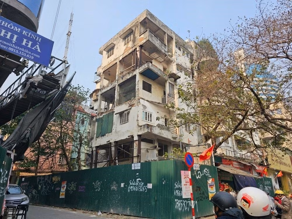 Những ngày gần đây, UBND phường Láng đã phối hợp với các lực lượng chức năng tiến hành quây tôn khu vực tầng 1 của tòa nhà, phục vụ việc di chuyển người dân và chuẩn bị mặt bằng cho dự án cải tạo.