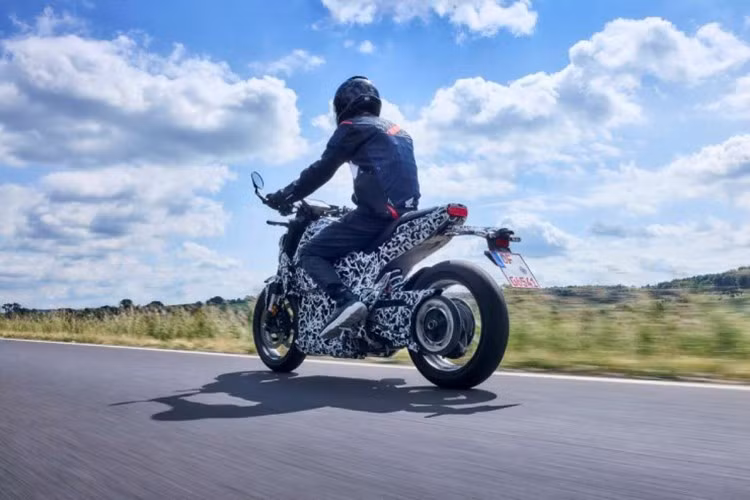 Từ những hình ảnh chạy thử nghiệm được công bố, có thể thấy EV Fun Concept sở hữu động cơ điện đặt giữa thân xe, truyền động đến bánh sau thông qua dây đai, với thiết kế gắp đơn một bên độc đáo.