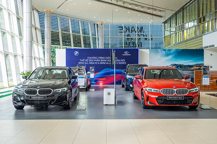 Với giá bán khởi điểm 1,599 tỷ đồng, mẫu 3 Series sau ưu đãi còn khoảng 1,449 tỷ đồng, trở thành lựa chọn hấp dẫn trong phân khúc sedan hạng sang. Đáng chú ý, các dòng xe điện như iX3 và i4 ngoài việc được giảm tiền mặt tới 700 triệu đồng còn được hưởng ưu đãi 100% lệ phí trước bạ.
