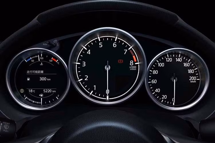 Mazda MX-5 RF thế hệ mới tại Việt Nam sở hữu không gian nội thất 2 chỗ ngồi với ghế sưởi, bảng đồng hồ tích hợp màn hình đa thông tin 4,6 inch. Cung cấp sức mạnh cho Mazda MX-5 2026 nhiều khả năng vẫn là động cơ xăng 2.0L hút khí tự nhiên, sản sinh công suất tối đa 181 mã lực và mô-men xoắn cực đại 205 Nm.