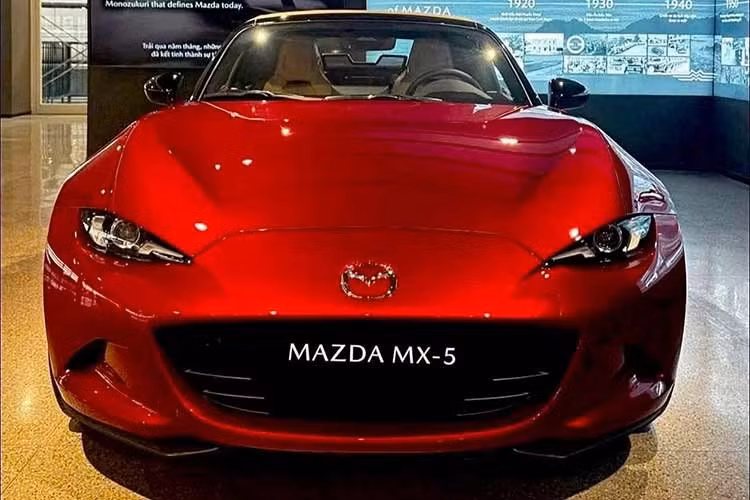 Theo các tư vấn bán hàng, với việc Mazda luôn đề cao tính cá nhân hóa, những khách hàng khao khát sự làm chủ hoàn toàn vẫn có thể kỳ vọng vào tùy chọn hộp số sàn 6 cấp, điều giúp MX-5 trở thành mẫu xe mui trần bán chạy nhất thế giới. Hiện nhà phân phối THACO vẫn chưa chính thức xác nhận thông tin bán Mazda MX-5 RF ở Việt Nam.