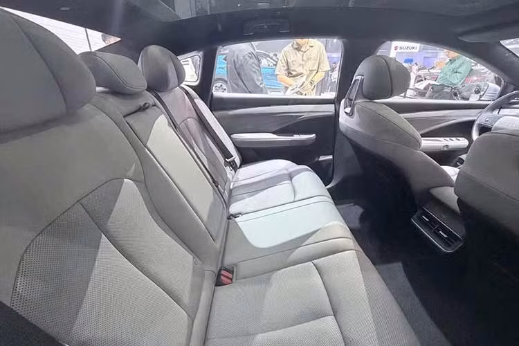 Dựa trên các tài liệu đăng ký bảo hộ quyền sở hữu được Nissan nộp lên cơ quan chức năng Philippines trước thời điểm ra mắt, phiên bản tiêu chuẩn của xe được trang bị một động cơ điện đơn truyền động. Khối động cơ này cho công suất tối đa 215 mã lực cùng mô-men xoắn cực đại đạt mức 305 Nm.