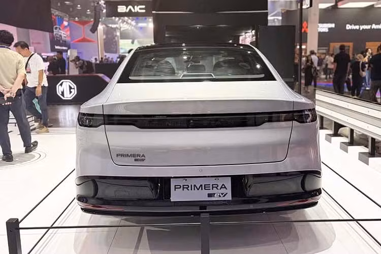 Nguồn cấp năng lượng cho xe là cụm pin có dung lượng 60 kWh, giúp xe có khả năng hoàn thành quãng đường di chuyển khoảng 500km sau mỗi chu kỳ sạc đầy. Hiện Nissan chưa xác nhận liệu tên gọi Primera EV có tiếp tục được sử dụng tại các quốc gia khác hay không. Tuy nhiên, chiến lược "From China" được cho là sẽ không chỉ dừng lại ở các thị trường sử dụng xe tay lái thuận.