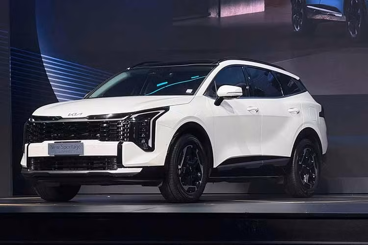 Nhà phân phối THACO đã chính thức công bố giá bán phiên bản nâng cấp của dòng xe Kia Sportage 2026 tại thị trường Việt Nam. Đây là mẫu xe đã lần đầu tiên ra mắt Việt Nam vào năm 2022. So với đời cũ, Sportage mới có nhiều hơn 2 phiên bản, tăng số lượng tổng lên mức 5 phiên bản, bao gồm 3 bản dùng máy 2.0L và 3 bản dùng máy 1.6L tăng áp hybrid.