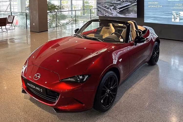 Ngoài những khác biệt nhẹ, cả hai phiên bản mui cứng và mui mềm của Mazda MX-5 RF không thay đổi về mặt trang bị. Xe cũng được trang bị cụm đèn pha LED tích hợp dải đèn LED định vị ban ngày, đèn pha thích ứng/tự động cân bằng góc chiếu, đèn hậu LED, gạt mưa tự động và mâm hợp kim 17 inch.