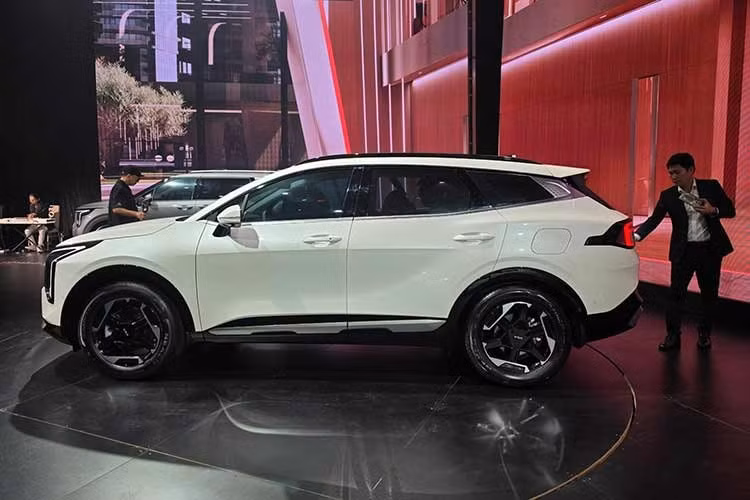 Phiên bản cao nhất Sportage 1.6 Turbo Siganture AWD, điểm khác biệt duy nhất là hệ thống dẫn động 2 cầu AWD. Với hệ dẫn động này, người lái có thêm 3 tùy chọn chế độ lái địa hình (Snow, Mud, Sand) ngoài 4 chế độ lái tiêu chuẩn (Normal, Eco, Sport, My Drive).