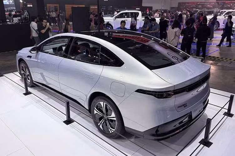 Theo đó, hãng Nissan sẽ xuất khẩu các sản phẩm được phát triển tại thị trường Trung Quốc sang những quốc gia phù hợp nhằm mở rộng dải sản phẩm quốc tế. Philippines trở thành thị trường đầu tiên tại khu vực Đông Nam Á tiếp nhận mẫu xe này nhờ việc chia sẻ chung hệ thống giao thông sử dụng tay lái thuận bên trái tương đồng với Trung Quốc.