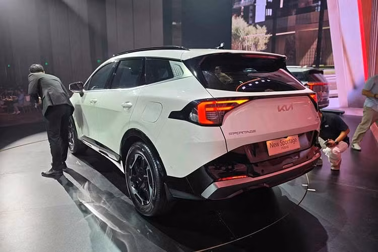 Kia Sportage 2026 phiên bản nâng cấp đã được làm mới cả về thiết kế, trang bị lẫn động cơ. Xe sở hữu kích thước dài x rộng x cao lần lượt 4.685 x 1.865 x 1.665 mm và chiều dài cơ sở lên tới 2.755 mm, tăng nhẹ so với phiên bản cũ. Bên ngoài, xe được áp dụng ngôn ngữ thiết kế mới nhất của thương hiệu Kia, tạo sự tương đồng với những người anh em như Seltos, Sorento và Carnival.
