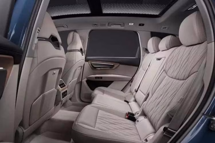 Tại thị trường Anh, Q7 2026 mới sẽ được trang bị động cơ diesel V6 tăng áp 3.0L cho công suất 295 mã lực và mô-men xoắn 630 Nm. Xe được hỗ trợ bởi hệ thống mild-hybrid bổ sung thêm 24 mã lực nhằm cải thiện khả năng vận hành và tiết kiệm nhiên liệu. Trong khi đó, thị trường Mỹ sẽ không còn tùy chọn động cơ diesel.