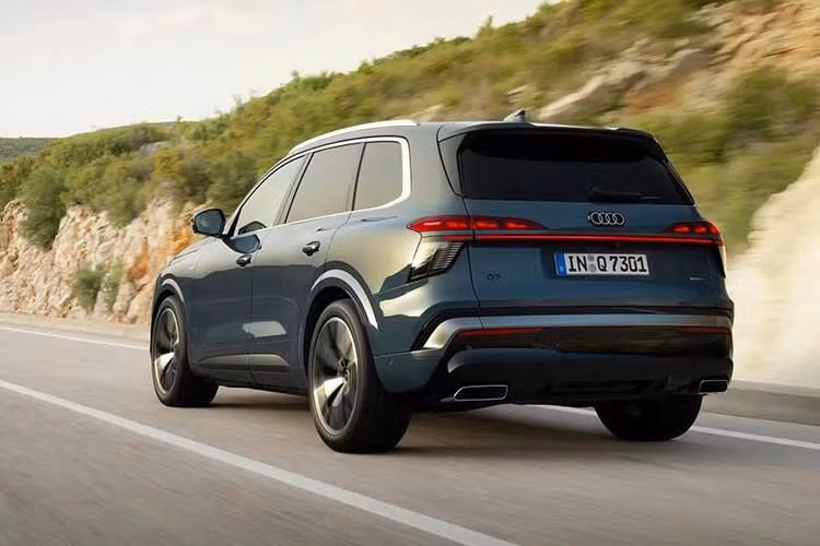 Nền tảng vận hành của Audi Q7 mưới được hỗ trợ bởi hệ thống khung gầm tiên tiến, bao gồm hệ thống treo khí nén thích ứng, tính năng đánh lái bánh sau, hệ dẫn động bốn bánh toàn thời gian và giảm chấn điều khiển điện tử. Hệ thống treo trên xe có khả năng quét dữ liệu lộ trình phía trước để chủ động thích ứng với các chướng ngại vật như đường ray tàu hỏa, đồng thời tự động hạ thấp gầm...