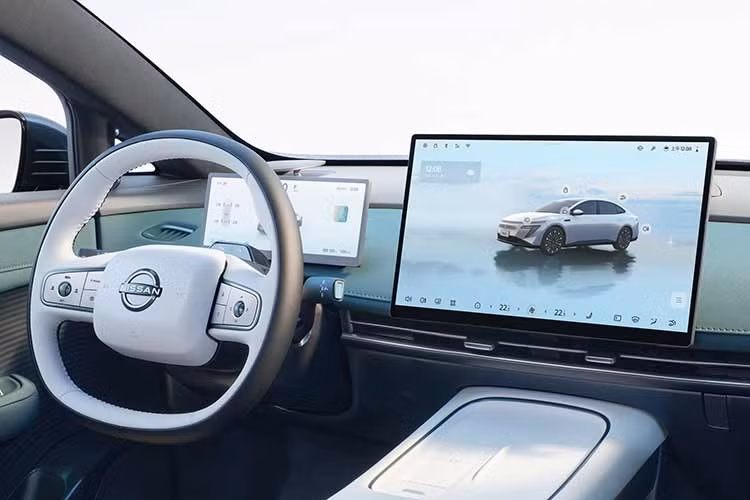 Hệ thống khung gầm của Primera EV được dự đoán sẽ duy trì chiều dài tổng thể ở mức 4.930 mm và chiều dài cơ sở đạt 2.915 mm. Như vậy, Nissan Primera EV 2026 sẽ cạnh tranh trực tiếp với nhóm xe sedan cỡ D truyền thống bao gồm Toyota Camry và Honda Accord.