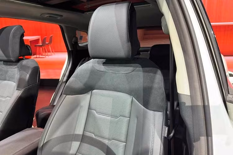 Động cơ trên 2 phiên bản Sportage 2.0G Deluxe và Luxury 2026 này là loại Smartstream 2.0L, sản sinh công suất 154 mã lực tại 6.200 vòng/phút và mô-men xoắn cực đại 192 Nm tại 4.500 vòng/phút. Xe dùng hộp số tự động 6 cấp, đi kèm là hệ dẫn động cầu trước