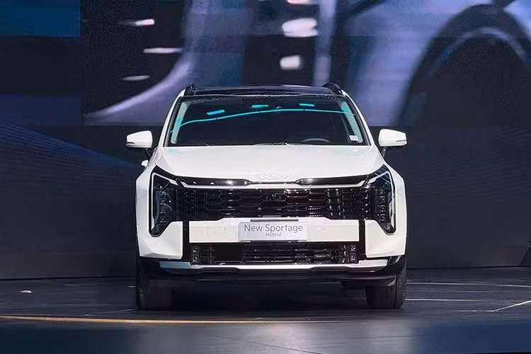 Sportage phiên bản hybrid được trang bị khối động cơ Smartream 1.6L kết hợp cùng mô-tơ điện. Khối động cơ này cho tổng công suất 232 mã lực, mô-men xoắn cực đại 367 Nm. Sức mạnh được truyền đến bánh xe thông qua hộp số tự động 6 cấp. Tại thị trường Việt Nam, Sportage 2026 sẽ cạnh tranh với các đối thủ trong phân khúc SUV cỡ C.