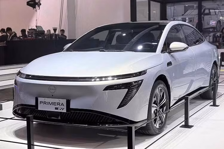 Thay vì xuất hiện trên một mẫu sedan động cơ đốt trong như trước đây, mẫu sedan này sẽ được sử dụng động cơ điện hoàn toàn mới dưới cái tên Nissan Primera EV. Xe vừa được giới thiệu tại Triển lãm Ô tô Philippines 2026, đánh dấu bước chuẩn bị trước khi chính thức mở bán tại thị trường này vào cuối năm nay.