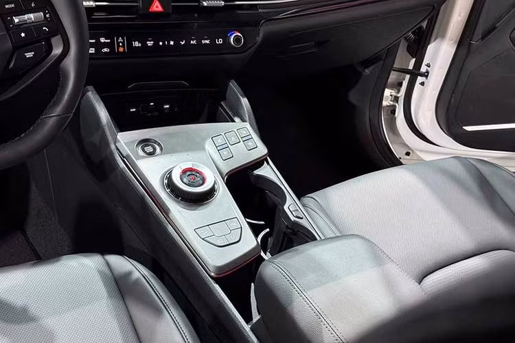 Trên 3 phiên bản dùng máy 1.6L tăng áp hybrid, điểm khác biệt dễ dàng nhận ra ngay từ bên ngoài là bộ mâm 18 inch, nhỏ hơn 1 inch so với phiên bản dùng máy xăng 2.0L. Kích cỡ lốp cũng khác đôi chút với 235/60 trên bản máy 1.6L, 235/55 trên bản dùng máy 2.0L.