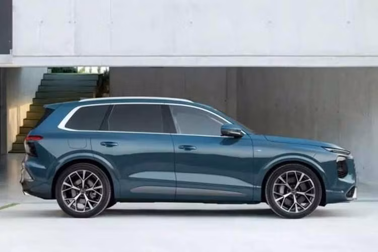 So với thế hệ trước, mẫu xe SUV Audi Q7 2026 sở hữu diện mạo khỏe khoắn và bề thế hơn. Phần đầu xe được thiết kế cao hơn, hốc bánh trước mở rộng trong khi các vòm bánh sau được tạo hình nổi khối rõ nét. Chiều dài cơ sở vẫn giữ ở mức 3.000 mm nhưng tổng thể ngoại thất mang đến cảm giác lớn và vững chãi hơn.