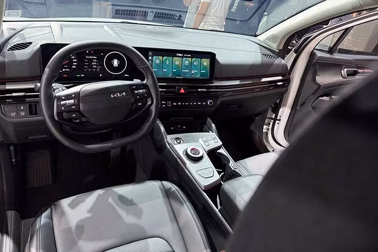 Sportage 2.0G Deluxe 2026 là phiên bản thấp nhất, xe có những điểm khác biệt dễ nhận ra với màn hình sau vô lăng là loại 4,2 inch, điều hòa 2 vùng chỉnh cơ, ga tự động. Phiên bản máy thuần xăng cao nhất là 2.0G Luxury có phần nhỉnh hơn với ghế lái chỉnh điện, gương chiếu hậu chống chói tự động...