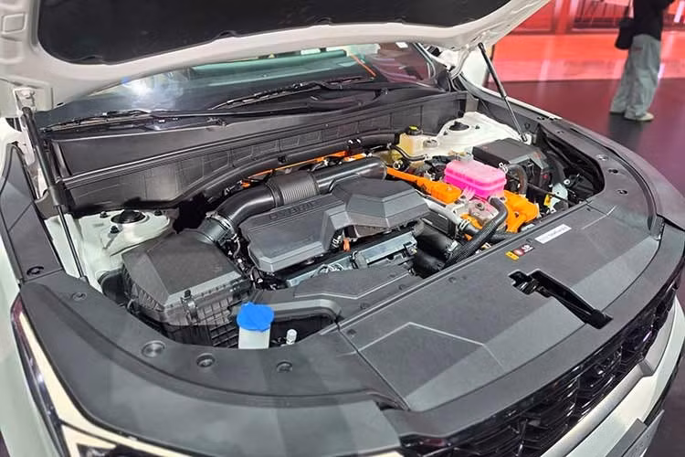 Về trang bị, 3 phiên bản Sportage Hybrid đều có vô lăng bọc da tích hợp sưởi, lẫy chuyển số sau vô lăng, ghế hành khách chỉnh điện, sưởi và làm mát hàng ghế trước, dàn âm thanh 8 loa Harman Kardon, camera toàn cảnh 360 độ. Hệ thống ADAS cũng đầy đủ hơn khi có thêm tính năng hỗ trợ và tránh va chạm khi lùi.