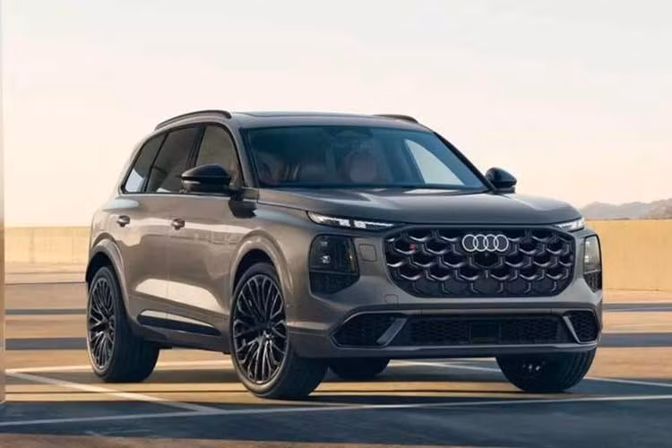 Dù không còn giữ vai trò SUV đầu bảng, Audi Q7 2026 mới vẫn được hãng xe Đức đầu tư mạnh về thiết kế, công nghệ và khả năng vận hành nhằm tiếp tục cạnh tranh với BMW X5 trong phân khúc SUV hạng sang cỡ lớn. Theo kế hoạch, Audi Q7 2026 sẽ được mở bán từ tháng 7 năm nay tại nhiều thị trường.