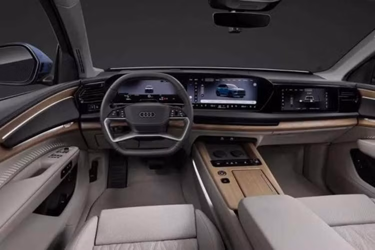 Bên trong, nội thất của Audi Q7 2026 mới được phát triển theo hướng đồng bộ với mẫu SUV đầu bảng Q9. Xe sở hữu màn hình OLED cong cỡ lớn tích hợp bảng đồng hồ kỹ thuật số và hệ thống giải trí trung tâm. Hành khách phía trước cũng được trang bị màn hình riêng phục vụ nhu cầu giải trí.