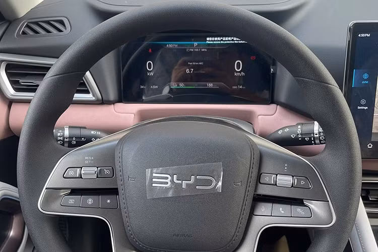 Phần lớn các tính năng của BYD Atto 2 đều được điều khiển thông qua màn hình thông tin giải trí. Hệ thống hỗ trợ lái nâng cao ADAS là trang bị tùy chọn của xe.