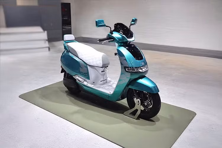 TVS iQUBE là dòng xe điện khá được ưa chuộng tại thị trường Ấn Độ. Sản phẩm sở hữu những đường nét hiện đại và tiện ích nhằm tối ưu nhu cầu di chuyển trên đường phố.