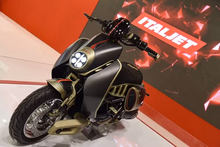 Italjet có lẽ là cái tên đã không xa lạ với những người thường xuyên theo dõi thông tin về xe. Đây là hãng nổi tiếng với các dòng scooter công suất lớn và thiết kế mang phong cách "quái thú". Và tại triển lãm EICMA lần này, hãng xe từ Ý đã giới thiệu tới thị trường chiếc Italjet Roadster 400.