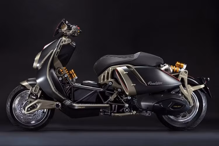 Italjet Roadster 400 là chiếc xe tay ga hoàn toàn mới, kết hợp hài hòa giữa nét cổ điển của scooter Ý truyền thống và thiết kế cơ khí hiện đại đậm chất Steampunk, tạo nên một tác phẩm vừa lạ mắt vừa đậm tính nghệ thuật.
