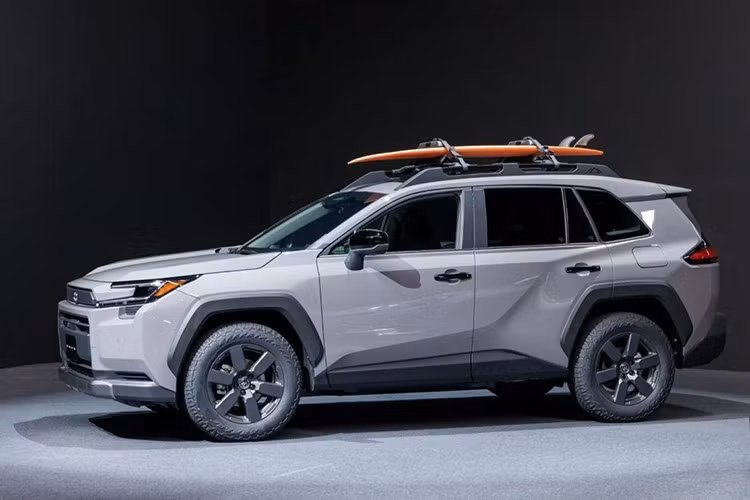 Riêng phiên bản GR Sport AWD mới – chưa từng xuất hiện trước đó – nhiều khả năng sẽ có giá tiệm cận 50.000 USD, đưa RAV4 vào cuộc cạnh tranh trực tiếp với các mẫu SUV hạng sang đến từ Genesis, BMW hay Volvo.